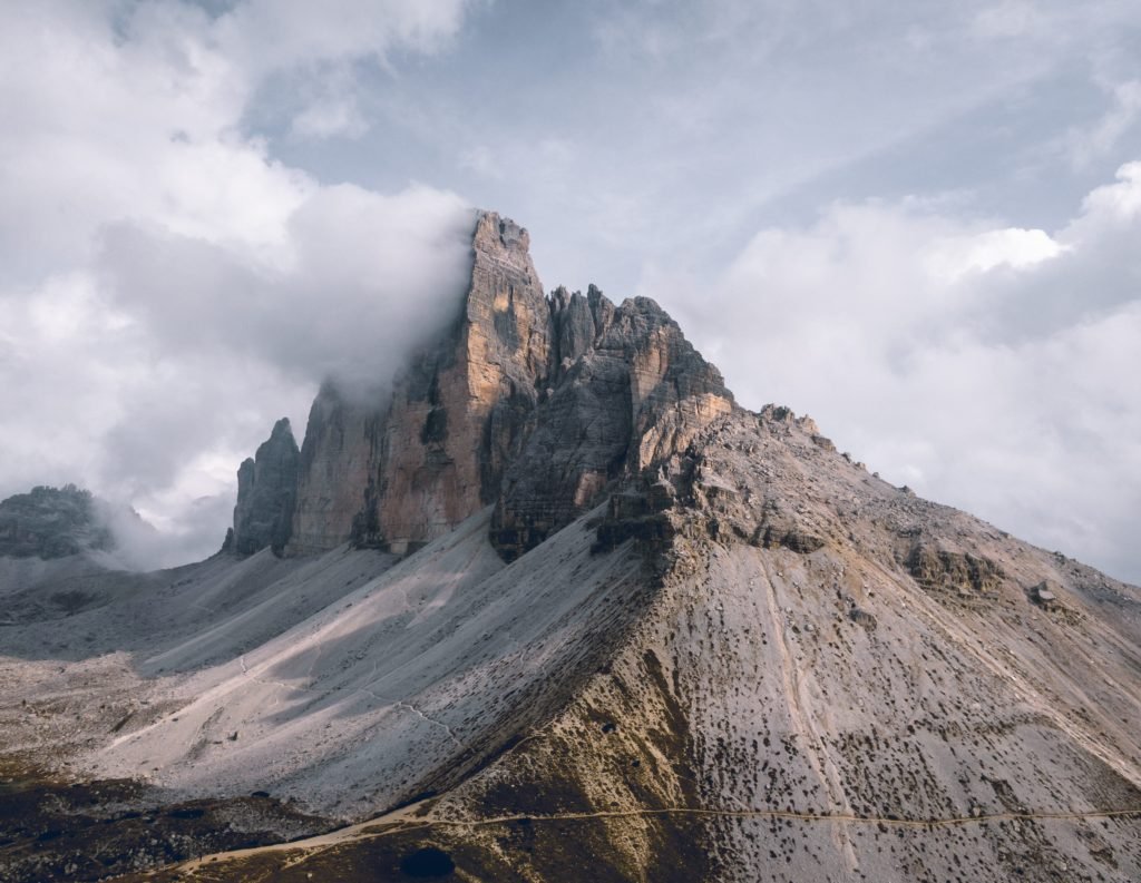 Montaña de piedra, con nubes