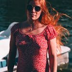 mujer con vestido rojo