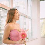 mujer vestida de rosado